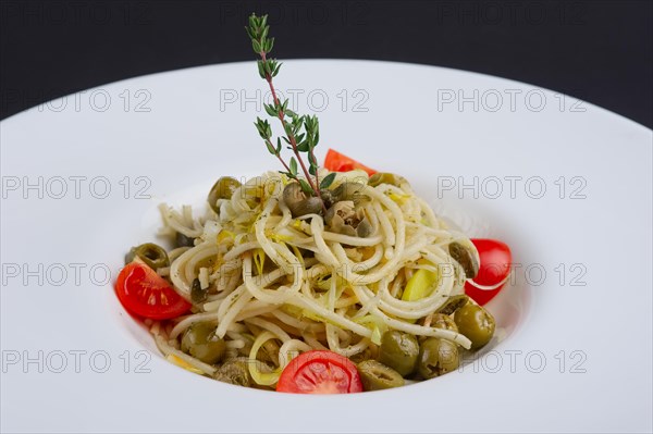 Traditional lenten spaghetti with shallot