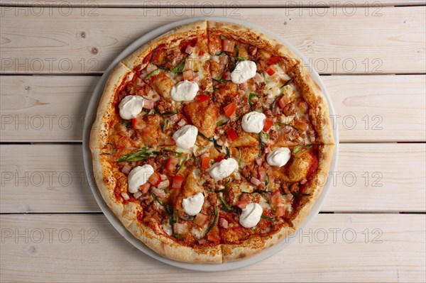 Mexican pizza with fried mince and mozzarella