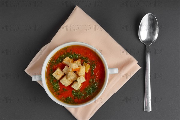 Top view of tomato soup with crackers