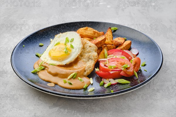 Chopped pork sirloin with fried potato wedges