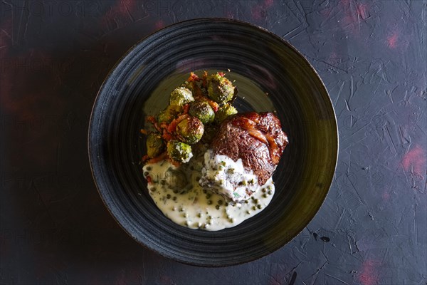 Fried beefsteak with Brussels sprouts and creamy pea sauce