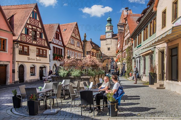 Street cafe at Roederbogen and Markusturm