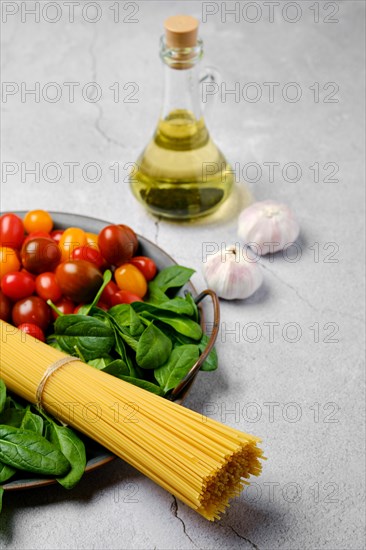 A bunch of raw spaghetti with spinach