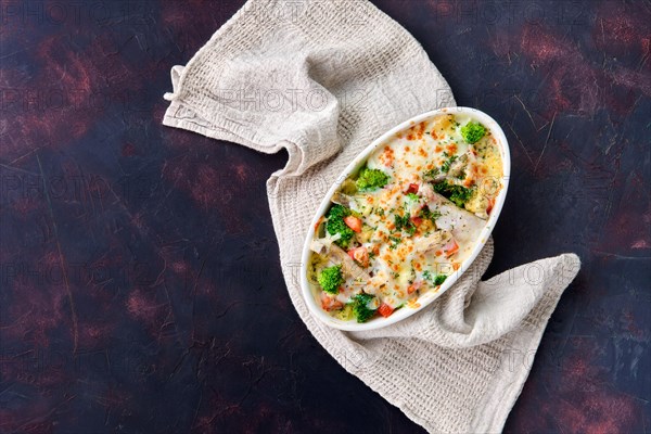 Broccoli and pike gratin with cheese