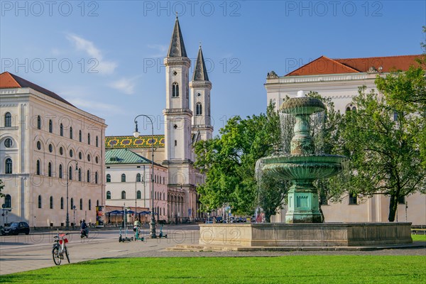 Fountain at Geschwister Scholl Platz with Ludwig Church