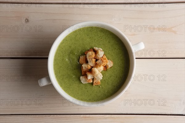 Plate of pea soup puree with crackers