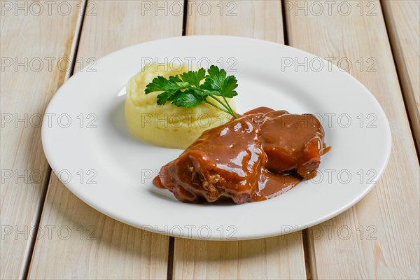 Baked beef fillet with flour sauce with mashed potato