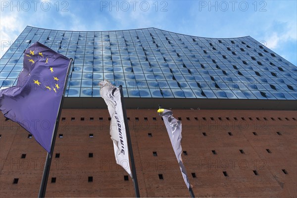 European flag in front of the Elbphilkharmonie