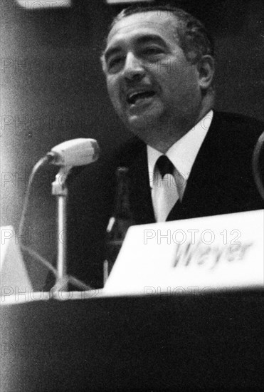 Leading politicians of the FDP in the 1966 federal election campaign in Dortmund. . Erich Mende at the lectern