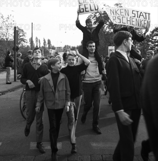 Students of all school types and ages in the Ruhr area in the years 1965 to 1971 jointly oppose price increases in local transport in the Ruhr cities