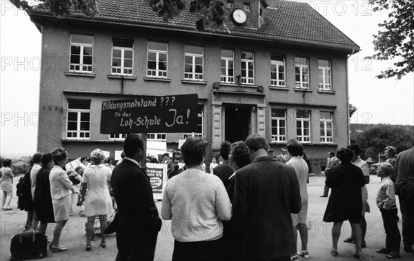 Parents and pupils of the Dortmund Loh School