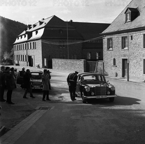 Government representatives with their vehicles in 1966 during a police check at the hitherto secret atomic bunker of the Federal Government in the Ahr valley