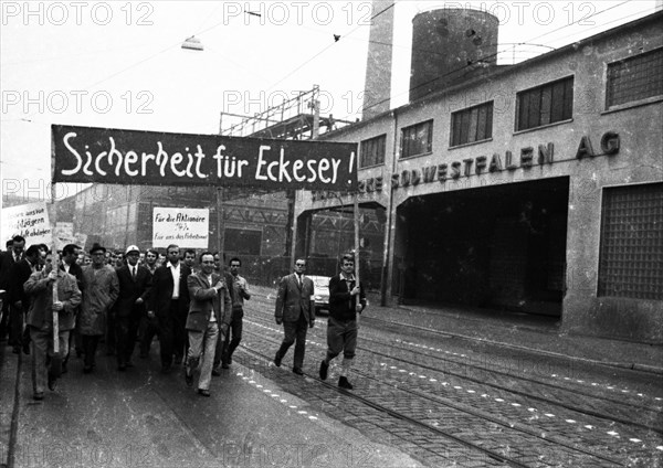 4000 workers of the steelworks Suedwestfalen AG took to the streets in Hagen on 4 October 1971 to protest for their jobs