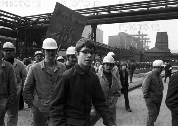 About 4000 steelworkers of Hoesch AG Westfalenhuette demonstrated on 14 January 1972