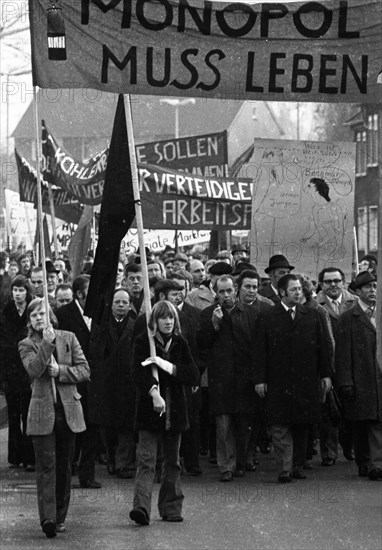 A workers' meeting in the wash-house of the Monopol colliery on 18 November 1973 in Kamen was replaced by a demonstration against the closure of the colliery