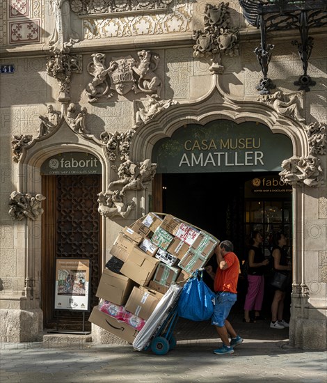 Parcel delivery on the boulevard Passeig de Gracia