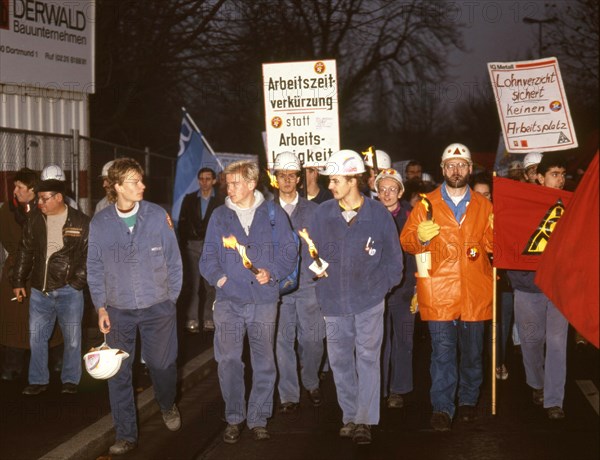 In the pre-Christmas period with its demands to the employers with the reduction of working time. here on 28. 11. 1990 at Hoesch AG Westfalenhuette