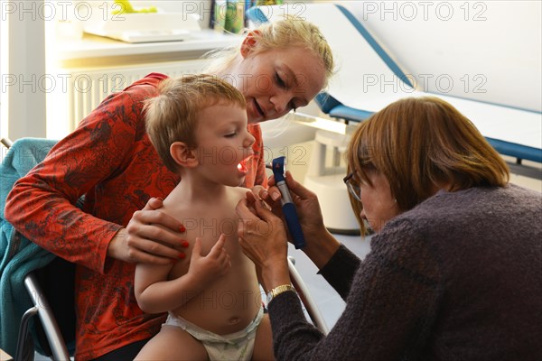 Regular examinations of children in different age groups are the standard in paediatric practices like here in a district of a large city. U7 examination of a boy