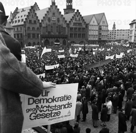 The Congress Emergency of Democracy was a first significant manifestation of trade unions and other democratic forces against the emergency laws on 30. 10. 1966 at the Roemer in Frankfurt/M