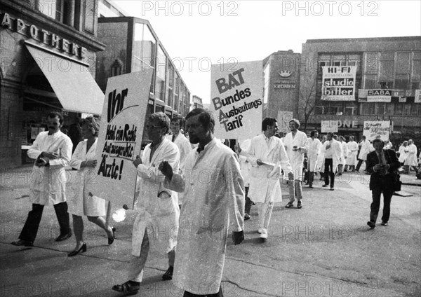 Hospital doctors demonstrated in Dortmund for higher salaries and against time overload in the service on 23 September 1971