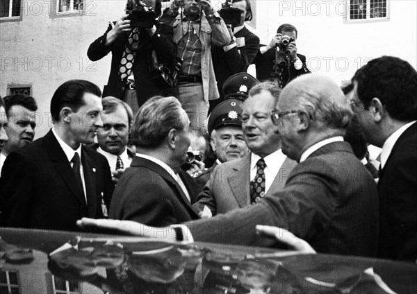 The visit of the Soviet Head of State and Party Leonid Brezhnev to Bonn from 18-22 May 1973 was a step towards easing tensions in East-West relations by Willy Brandt. Leonid Brezhnev at Gymnich Castle. with Heinz Kuehn