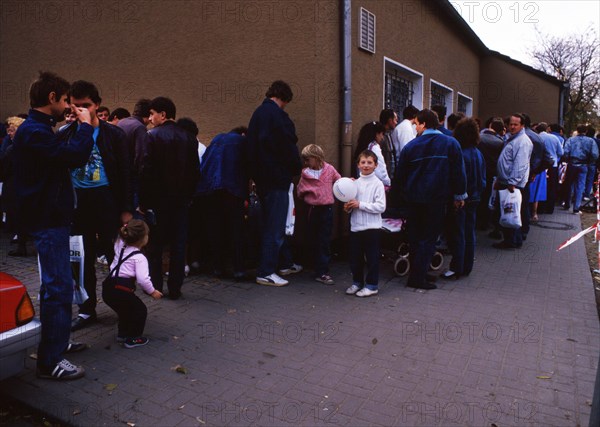 Gymnasium were also used. Immigrants and foreign refugees in North Rhine-Westphalia on 28. 10. 1988 in Unna-Massen. Since the sleeping accommodations were not sufficient