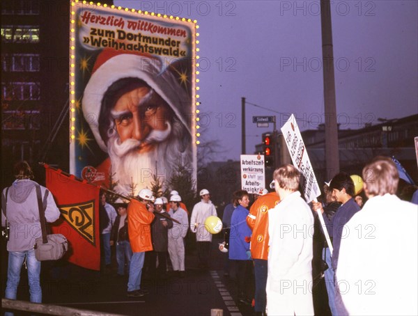 In the pre-Christmas period with its demands to the employers with the reduction of working time. here on 28. 11. 1990 at Hoesch AG Westfalenhuette