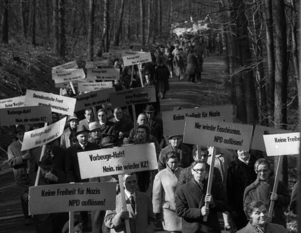 Good Friday 1945 the forest in Rombergpark was a place of crime. The commemoration of the Nazi crimes here on 23. 3. 1967 in Dortmund Bittermark a demonstration against neo-Nazism