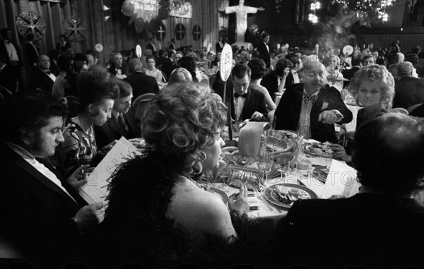 Banquet and ball at the Duesseldorf Hilton Hotel in 1966 accompanied by protest with reference to misery and terror in Brazil