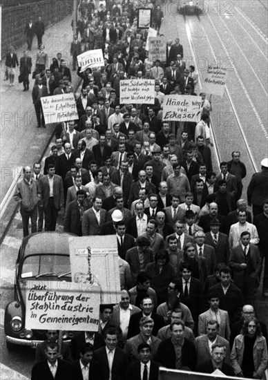 4000 workers of the steelworks Suedwestfalen AG took to the streets in Hagen on 4 October 1971 to protest for their jobs