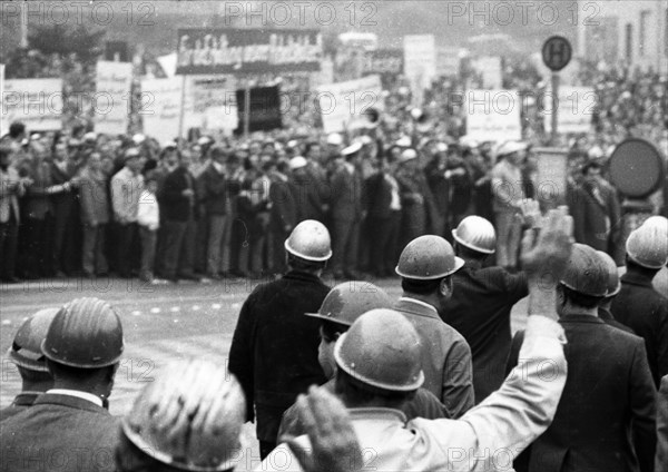 4000 workers of the steelworks Suedwestfalen AG took to the streets in Hagen on 4 October 1971 to protest for their jobs