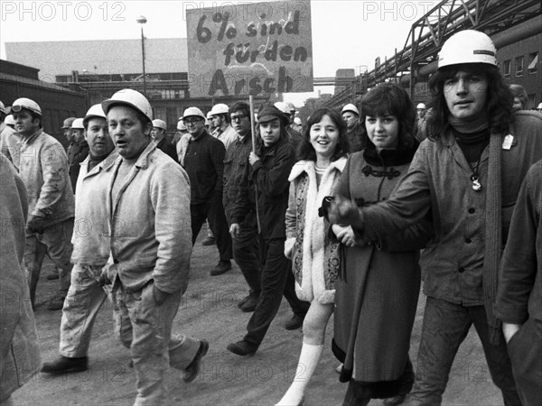 About 4000 steelworkers of Hoesch AG Westfalenhuette demonstrated on 14 January 1972