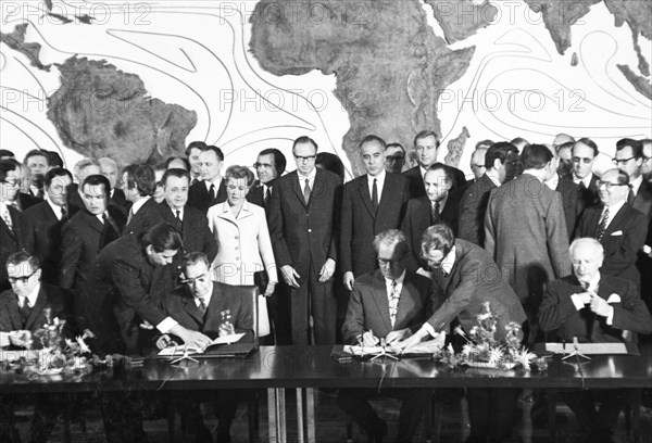 The visit of the Soviet head of state and party leader Leonid Brezhnev to Bonn from 18-22 May 1973 was a step towards easing tensions in East-West relations by Willy Brandt. At the table: Walter Scheel