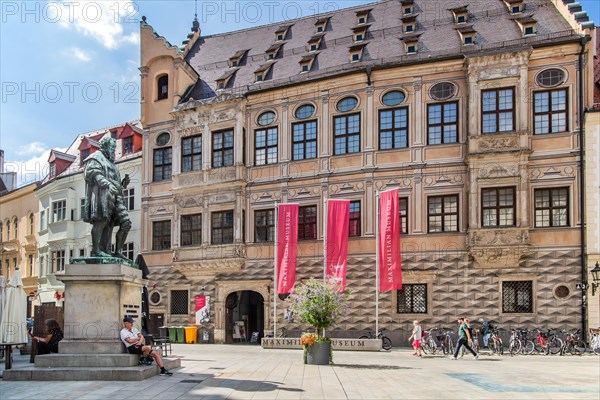 Fuggerplatz with Fugger Monument and Welser House