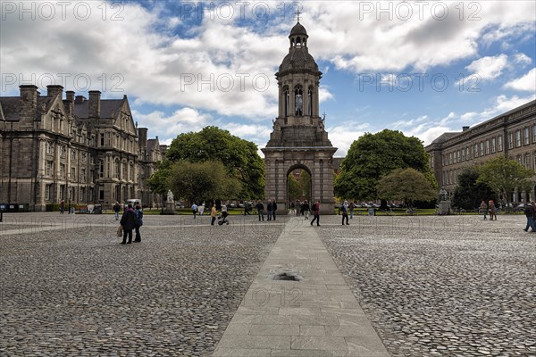 Pedestrians in the university courtyard in front of Campanile