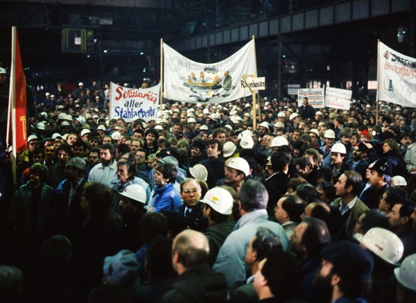 Du-Rheinhausen. Steelworkers of the Krupp steelworks fight for their jobs in 1987 and occupied the Rhine bridge