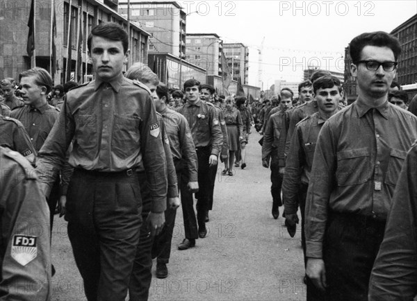 The picture was taken between 1965 and 1971 and shows a photographic impression of everyday life in this period of the GDR. Karl-Marx-Stadt