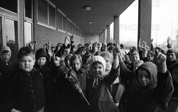 Overcrowded classes and annoyed teacher at a Bochum secondary school in 1966