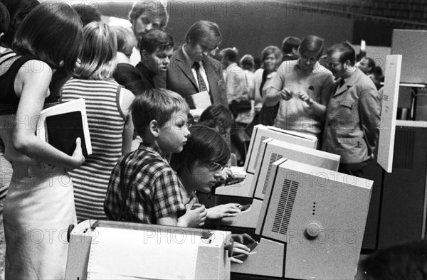 The third Interschool in Dortmund's Westfalenhalle from 8. 5. 1971 -15. 1971 interested astonished teachers and pupils by the new technology