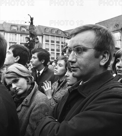 The Congress Emergency of Democracy was a first significant manifestation of trade unions and other democratic forces against the emergency laws on 30. 10. 1966 at the Roemer in Frankfurt/M