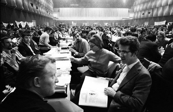 The Young Socialists had invited to a congress for apprentices on 28 November 1970 in Duesseldorf under the motto: Training instead of exploitation. Karsten Voigt