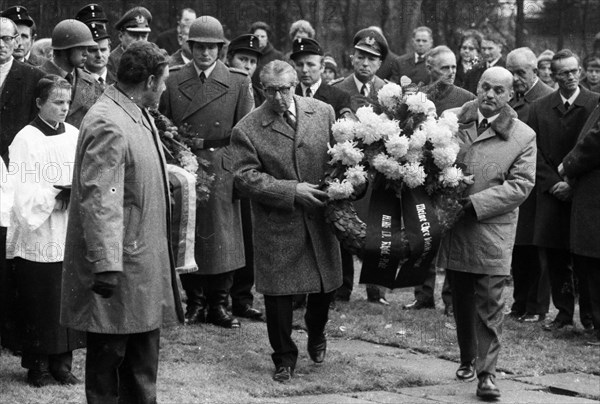 A meeting of the traditional associations of the Waffen- SS to honour their dead of the 6th SS Division North on 14. 11. 1971 in Hunrueck was accompanied by the Bundeswehr with officers and a squad of recruits