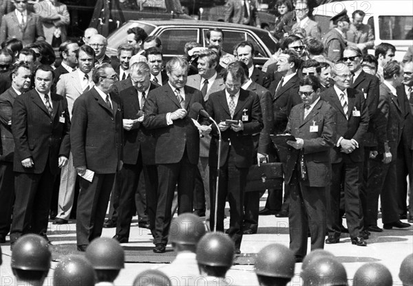 The visit of CPSU party leader Leonid Brezhnev to the Federal Republic of Germany - here in Cologne-Bonn on 22 May 1973 - is concluded with full military honours by Federal Chancellor Willy Brandt. Willy Brandt