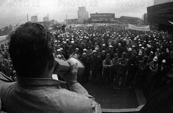 The detente policy of Willy Brandt and his SPD-FDP coalition was controversial. Spontaneously