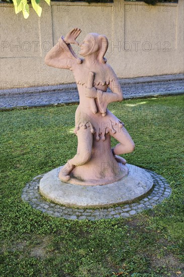 Stone figure of Till Eulenspiegel by Paul Boelecke at the Town Hall II