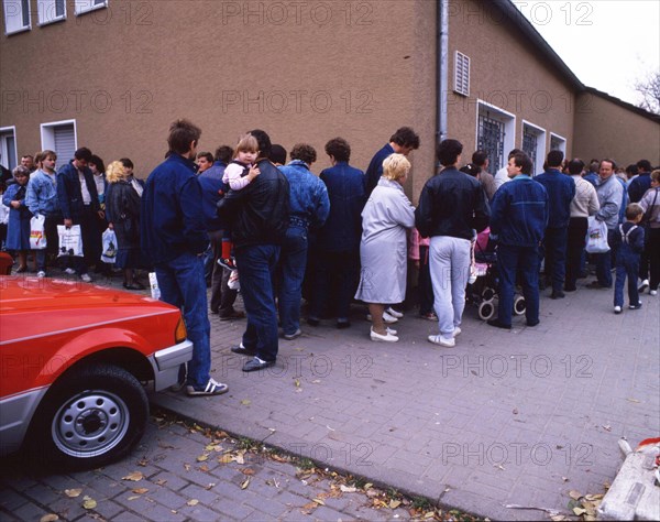 Gymnasium were also used. Immigrants and foreign refugees in North Rhine-Westphalia on 28. 10. 1988 in Unna-Massen. Since the sleeping accommodations were not sufficient