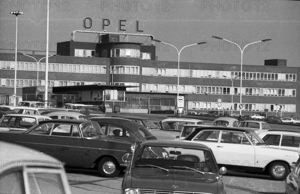 Photos and events from the Ruhr area in the years 1965 to 1971. At Opel in Bochum