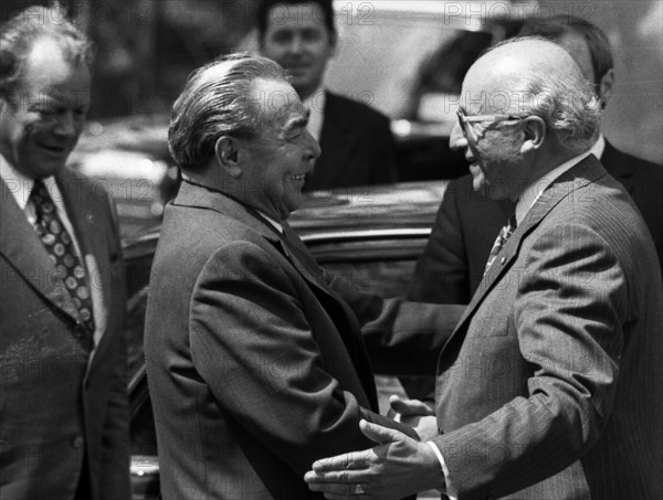 The visit of the Soviet Head of State and Party Leonid Brezhnev to Bonn from 18-22 May 1973 was a step towards easing tensions in East-West relations by Willy Brandt. Leonid Brezhnev at Gymnich Castle. with Heinz Kuehn