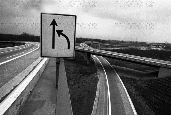 The 2nd carless Sunday on 1. 12. 1973 in the Ruhr area. At the Kamen intersection near Duisburg