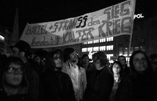 Supporters and friends of the SPD/FDP government coalition demonstrated in Bonn on 26 April 1972 with a torchlight march and rally in favour of the government and the ratification of the Eastern treaties